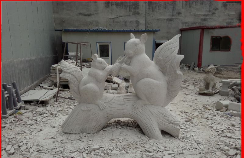 公園動物母子松鼠石雕-公園母子松鼠石雕高清圖片