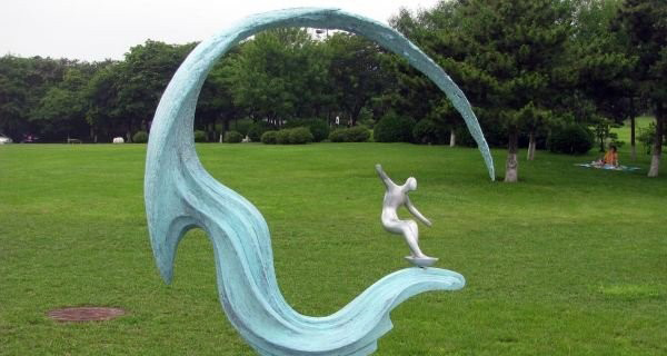 公園沖浪人物銅雕-銅雕沖浪人物 公園沖浪人物銅雕-銅雕沖浪人物高清圖片