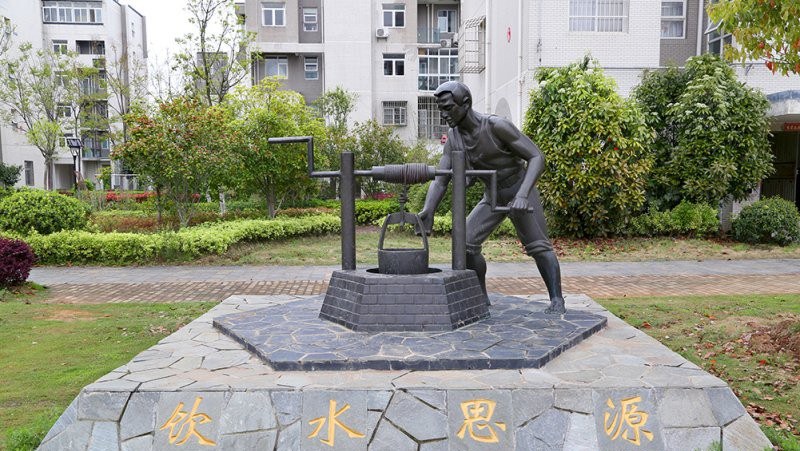 銅雕打水人物飲水思源雕塑-飲水思源打水人物銅雕 銅雕打水人物飲水思源雕塑-飲水思源打水人物銅雕高清圖片