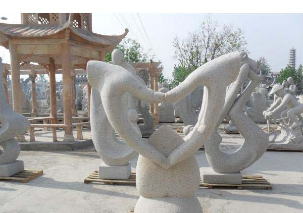 公園比愛(ài)心的雙手石雕-石雕雙手比心 公園比愛(ài)心的雙手石雕-石雕雙手比心高清圖片