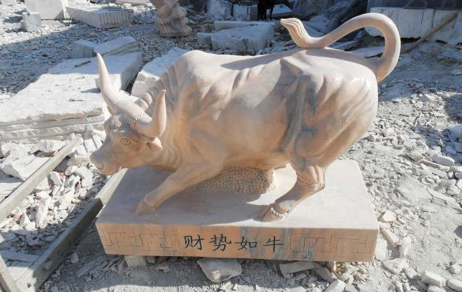 財勢如牛招財牛石雕-晚霞紅招財牛石雕 財勢如牛招財牛石雕-晚霞紅招財牛石雕高清圖片