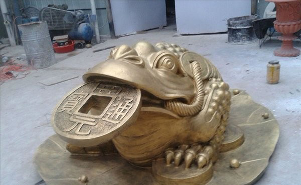 口叼銅錢的金蟾銅雕-銅錢金蟾銅雕 口叼銅錢的金蟾銅雕-銅錢金蟾銅雕高清圖片