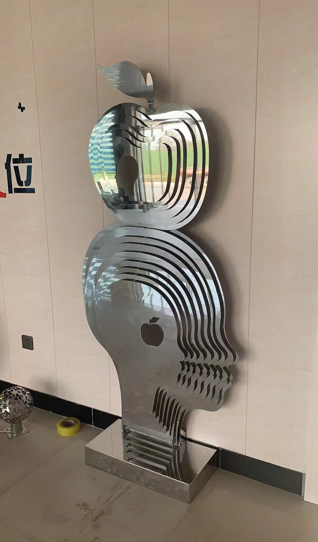 不銹鋼頭頂蘋果鏡面景觀雕塑-不銹鋼頭頂蘋果鏡面景觀雕塑 不銹鋼頭頂蘋果鏡面景觀雕塑-不銹鋼頭頂蘋果鏡面景觀雕塑高清圖片