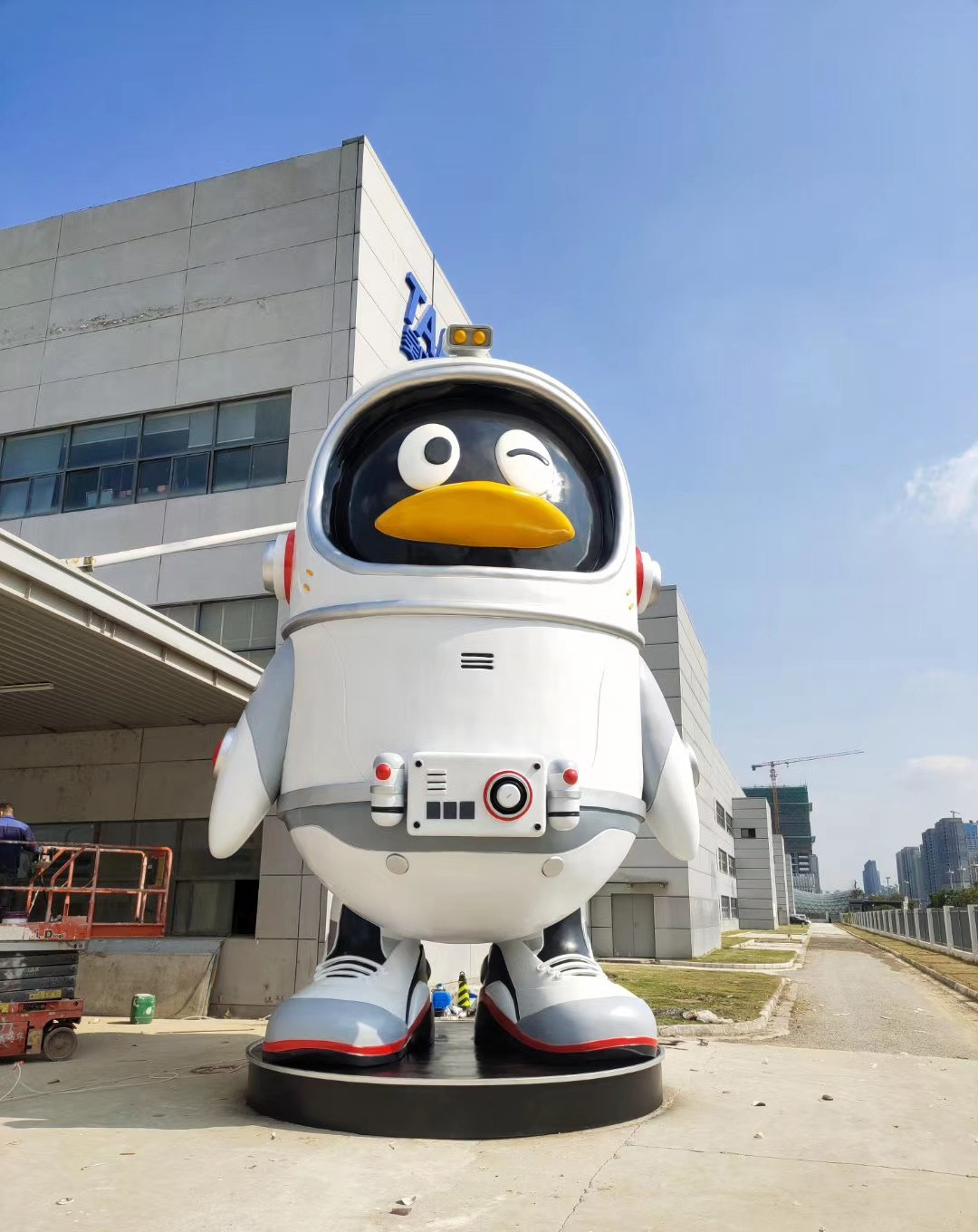 玻璃鋼太空企鵝雕塑 -玻璃鋼太空企鵝雕塑