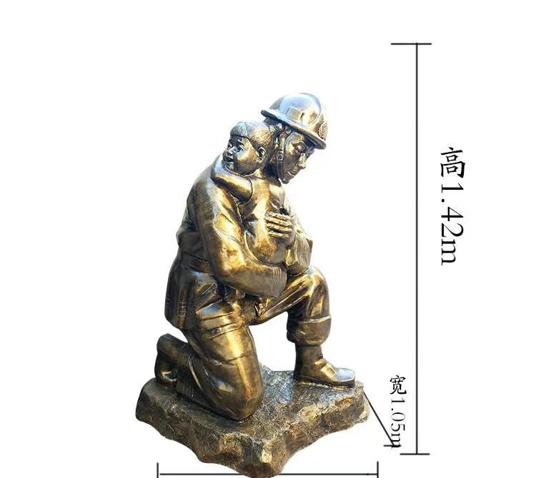 抱孩子消防員人物銅雕-抱孩子消防員人物銅雕 抱孩子消防員人物銅雕-抱孩子消防員人物銅雕高清圖片