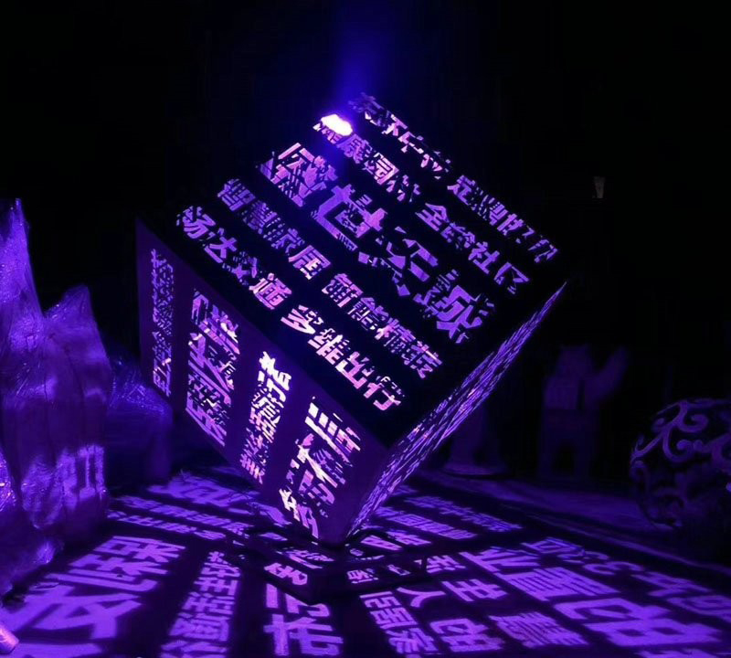 不銹鋼鏤空漢字正方體雕塑-不銹鋼漢字正方體雕塑 不銹鋼燈光正方體雕塑 不銹鋼鏤空漢字正方體雕塑-不銹鋼漢字正方體雕塑 不銹鋼燈光正方體雕塑高清圖片